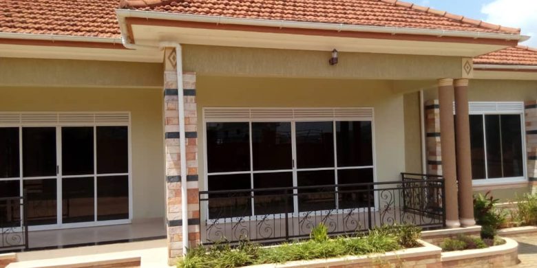 5 Bedroom house on 18 decimals for sale in Kitende 500m