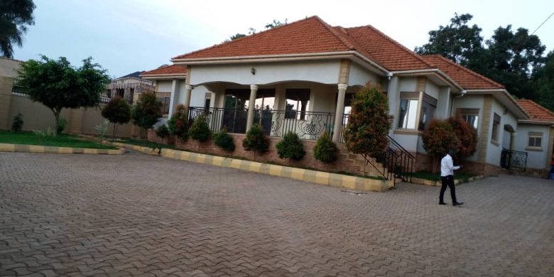 4 bedroom house for sale in Munyonyo 850m