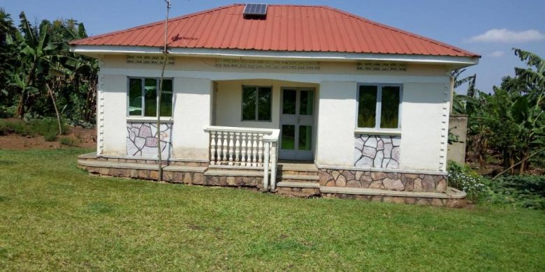 1 acre Farmland with 3 bedroom house for sale in Nakasajja 80m