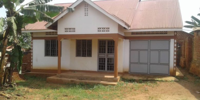 3 Bedroom house for sale in Kitende 70m