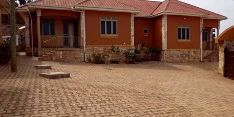 4 rental houses for sale in Kitende 32 decimals 350m