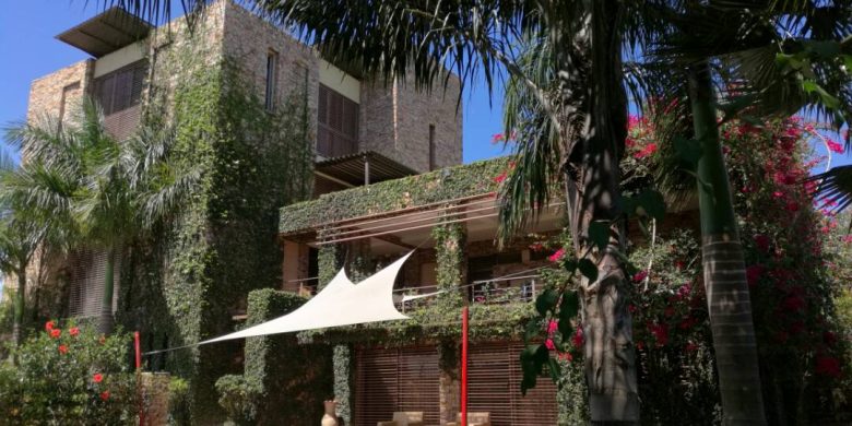5 bedroom house with a swimming pool for sale in Garuga 271,000 US Dollars