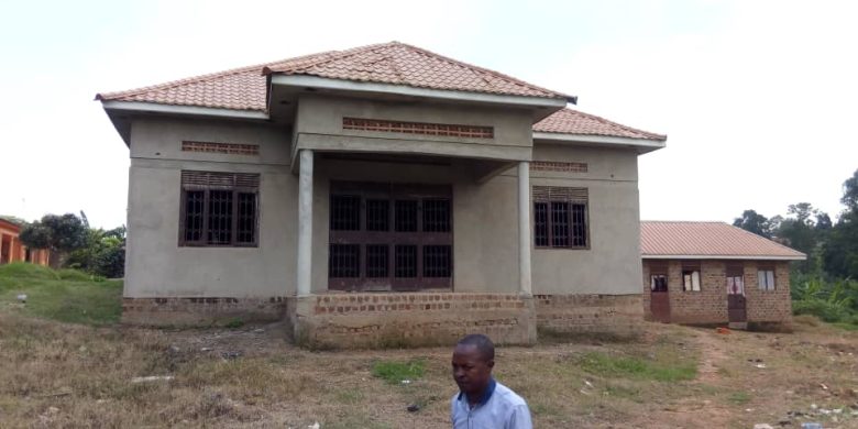 3 bedroom house on 1.6 acres for sale in Kigo 350m