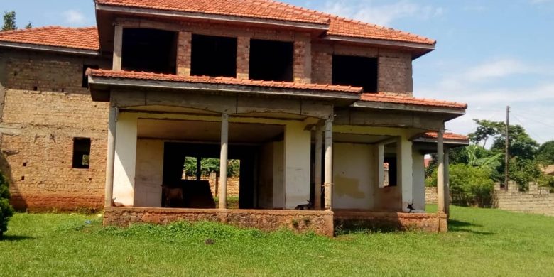 4 bedroom house for sale in Entebbe with lake view at 405,000 USD