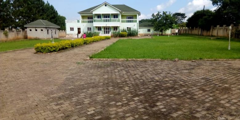 7 bedroom house for sale in Kitiko Mutungo Entebbe Road 950m