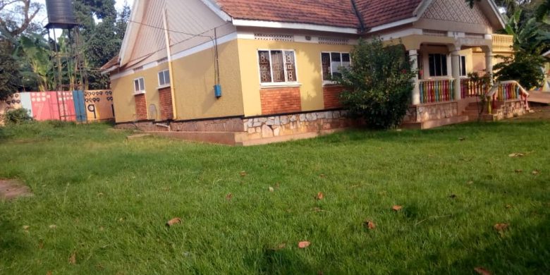 4 bedroom house for sale in Ndejje Entebbe Rd 180m