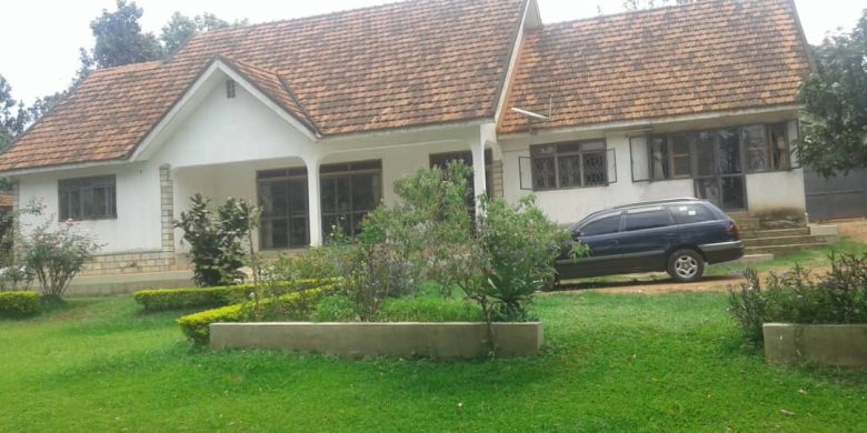 4 bedroom house for sale on 27 decs in Bukoto 850m
