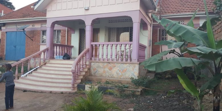 4 bedroom house for sale in Bukoto 300,000 USD