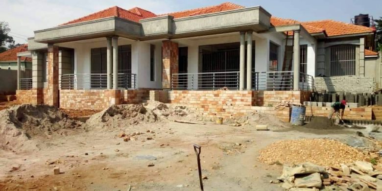 5 bedroom house for sale in Kiwatule 850m