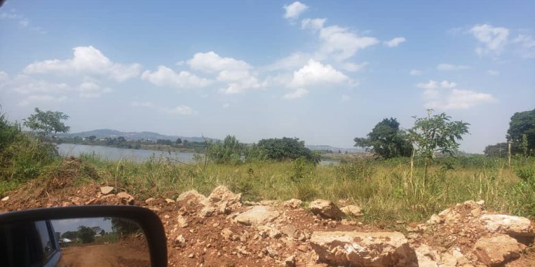 This is a 5 acre piece of land touching the shores of Lake Victoria in Kigo going for 500m per acre