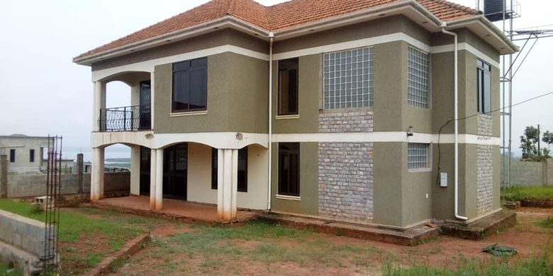 4 bedroom house for sale in Entebbe at 450m