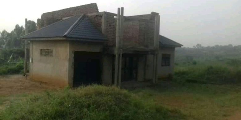 This is a 6 bedroom shell house for sale in Kasanje sitting on a plot of land of 100x100ft going for 160m Uganda shillings.