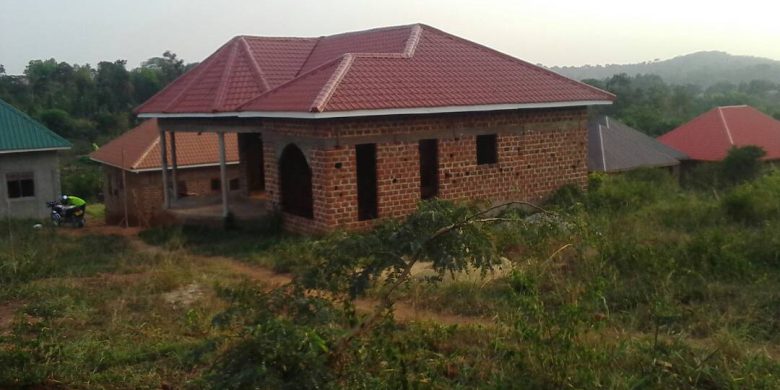 3 bedroom shell house for sale in Kiwenda at 120m