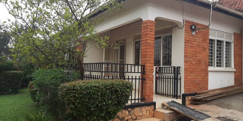 4 bedroom house with swimming pool for rent in Naguru 2500 USD