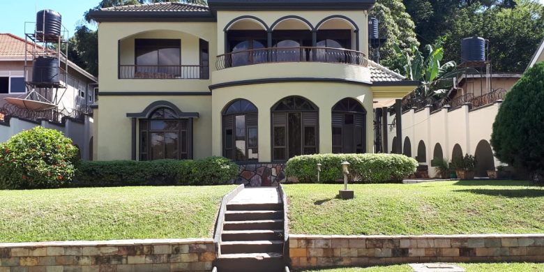 This is a 5 bedroom house for sale in the posh suburb of Muyenga in Kampala with a green compound at 500,000 USD