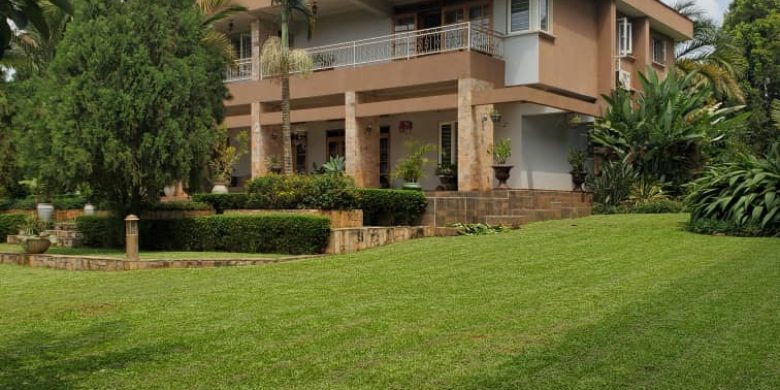 7 Bedroom house for sale in Bunga Kizunga 1 acre at 900,000 USD