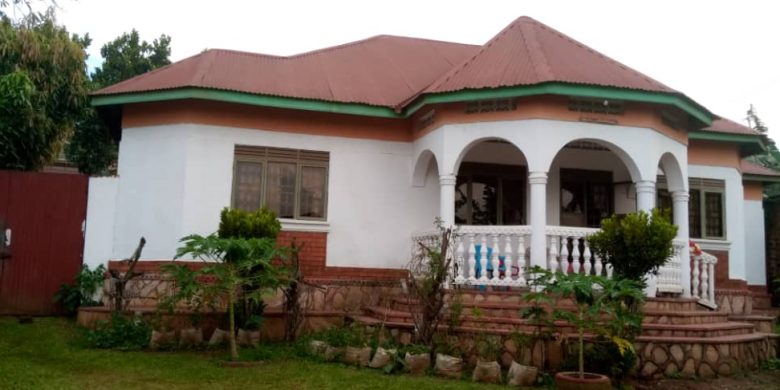 4 bedroom house for sale in Kyanja Ring road 22 decimals at 350m