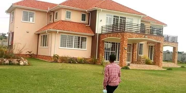 6 bedroom lake view house for sale in Nkumba at 690,000 USD