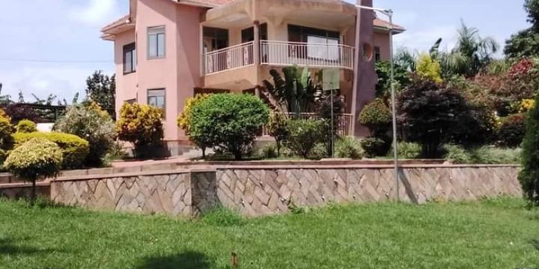 4 bedroom house for sale in Bwerenga 1 acre at 1.5 billion shillings