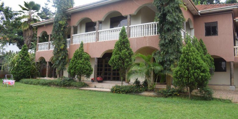 6 Bedroom house for sale in Naguru on half acre at 850,000 USD