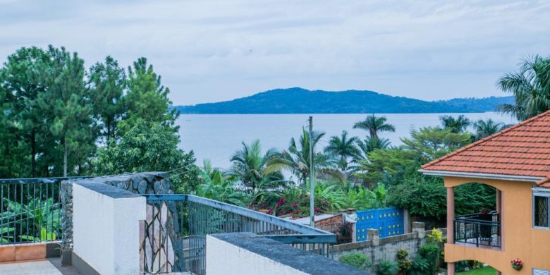 4 bedroom Lake view house for rent in Bunga at 2,800 USD