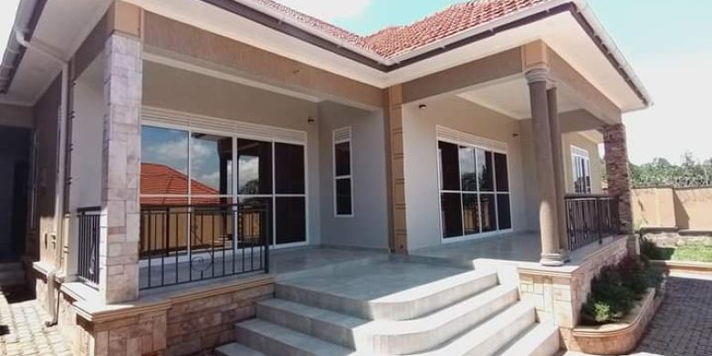 4 bedroom house for sale in Bwebajja at 620m