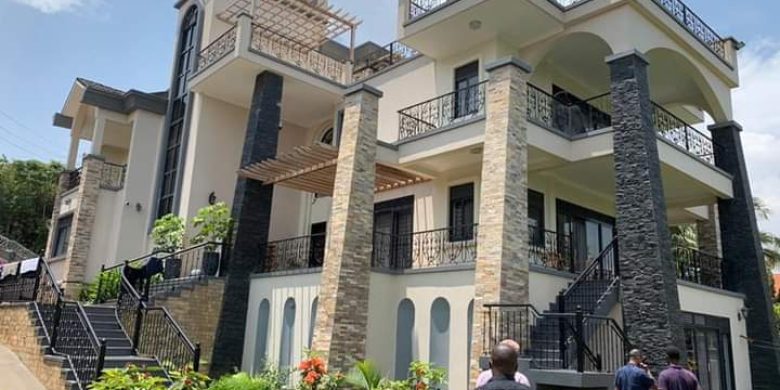 7 bedroom house for sale in Munyonyo with pool at 800,000 USD