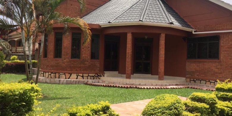 4 bedroom house for sale on half acre in Manyago Entebbe 350,000 USD