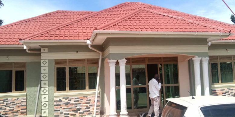 4 bedroom house for sale in Kitende at 160m