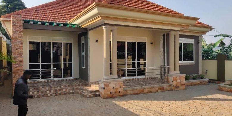 4 bedroom house for sale in Kitende Entebbe road at 520m