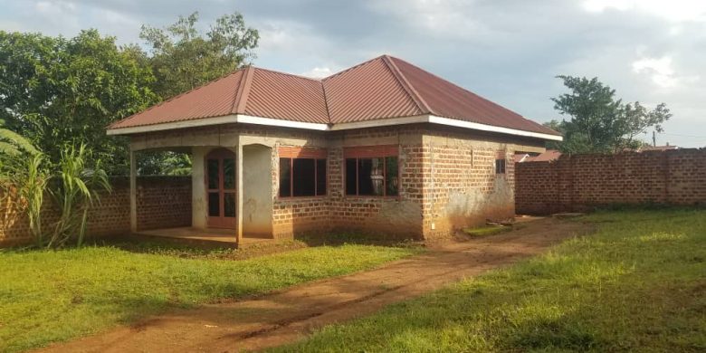 3 bedroom shell house for sale in Bweyogerere 18 decimals 110m