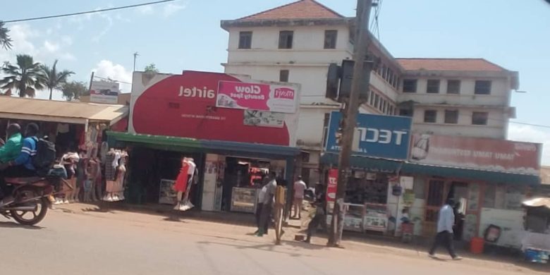 2 shops for sale in Seeta town 2.2m monthly at 250m