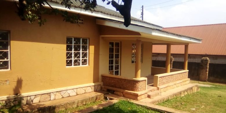 4 bedroom house for sale in Makindye 75x145ft at 700m