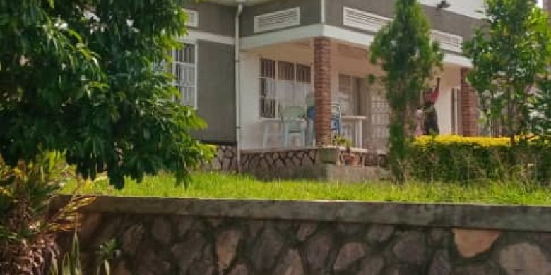 4 bedroom house for sale in Konge 1.1 acres at 1.6 billion shillings