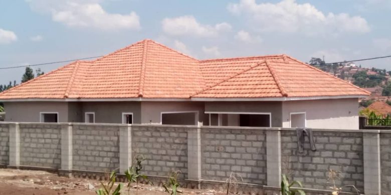 4 bedroom house for sale in Kisaasi 550m