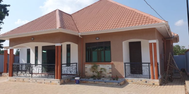 4 bedroom house for sale in Kitende 50x100ft at 450m