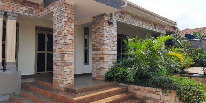 4 bedroom house for sale in Akright Entebbe road at 500m