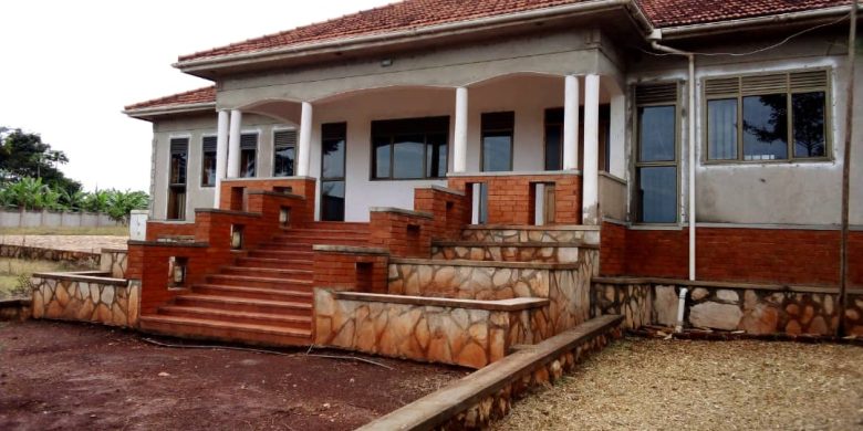 4 bedroom house for sale in Kalule Bombo road 11 acres at 1 billion shillings