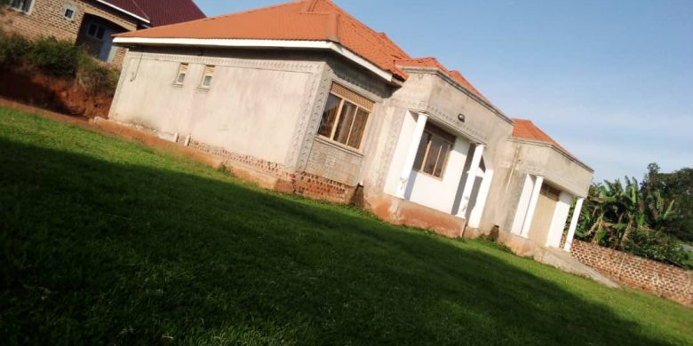 4 bedroom house for sale in Mukono on 1 acre at 180m