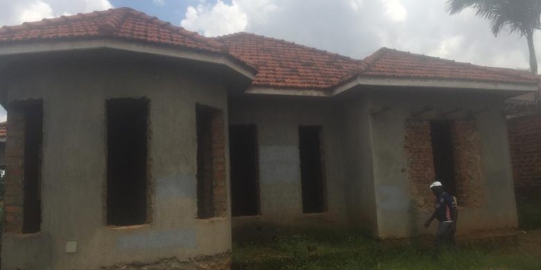 4 bedroom shell house for sale in Namugongo Mbalwa 150m