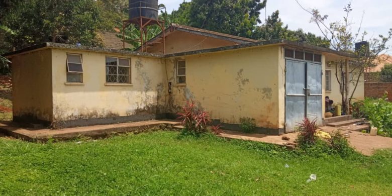 Half acre land for sale in Entebbe with an old house at 750m