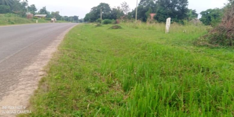 2 acres of land for sale in Vumba tarmac at 200m