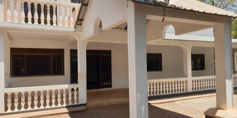 5 bedrooms house for sale in Bugolobi at 800,000 USD