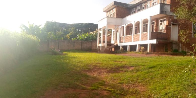 8 bedrooms building for sale in Entebbe at 900m