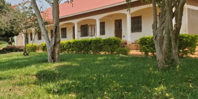 20 acres secondary school for sale in Masaka at 850m
