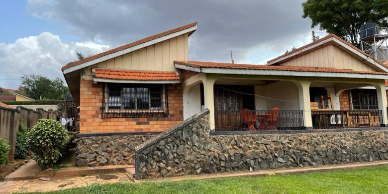 4 bedroom house for sale in Muyenga 25 decimals at 800m