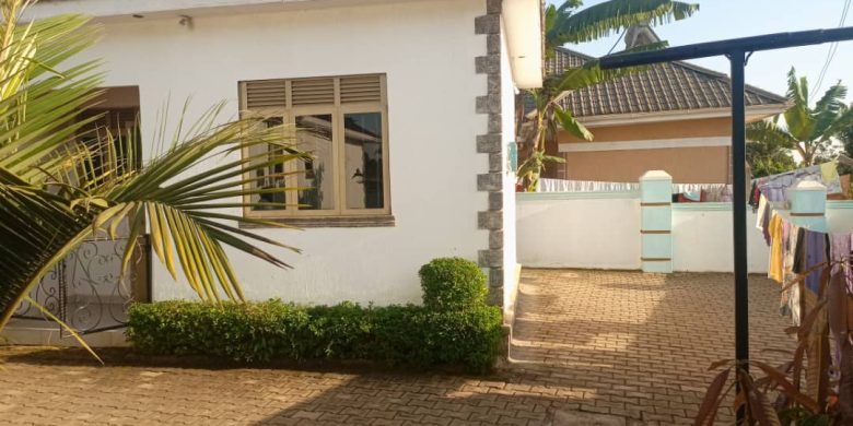 4 bedrooms house for sale in Gayaza 18 decimals of land at 220m