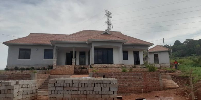 4 bedrooms house for sale in Sisa Gayaza Nakawuka at 1 acre at 960m
