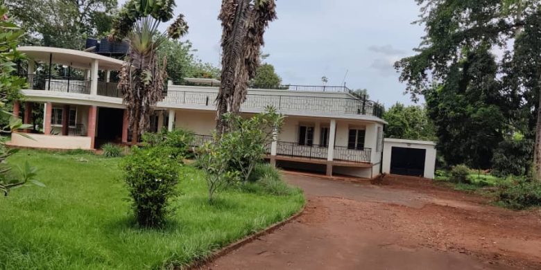5 bedrooms house for sale in Jinja on 1 acre at350,000 USD