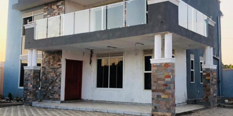 4 bedrooms house for sale in Kyanja with pool at 500m